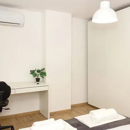 Modern Bright Close To The Centre 아파트 바르나